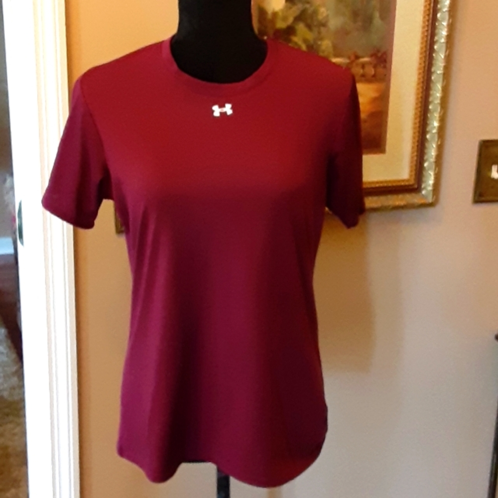 Under Armour Heat Gear loose maroon short sleeve Medium EUC
